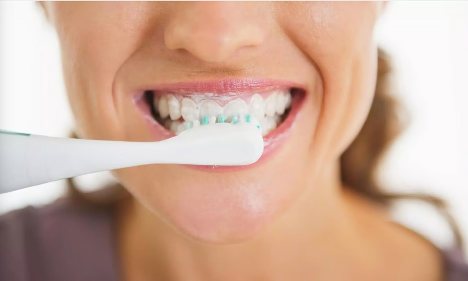 ¿Puede you usar un cepillo de dientes electrico en coronas permanentes?