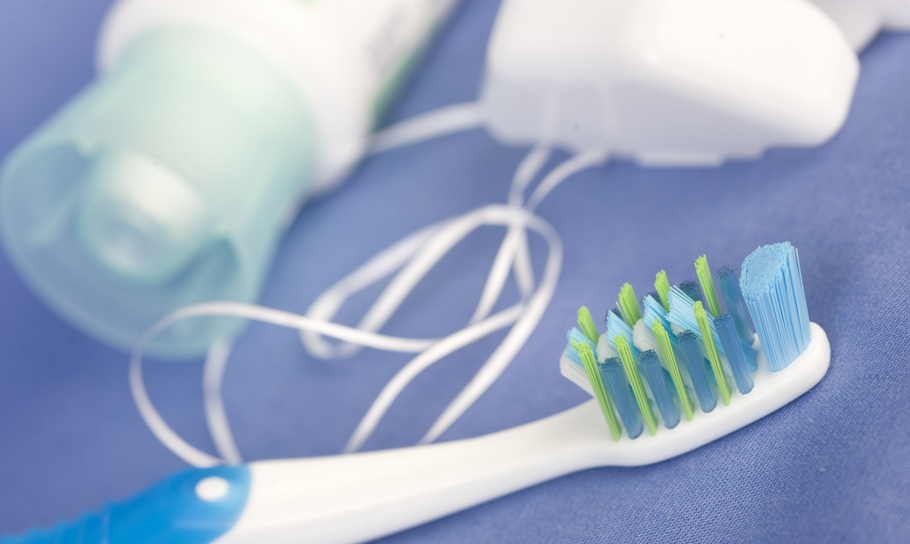 ¿Deberías you usar hilo dental antes o después de cepillarte?