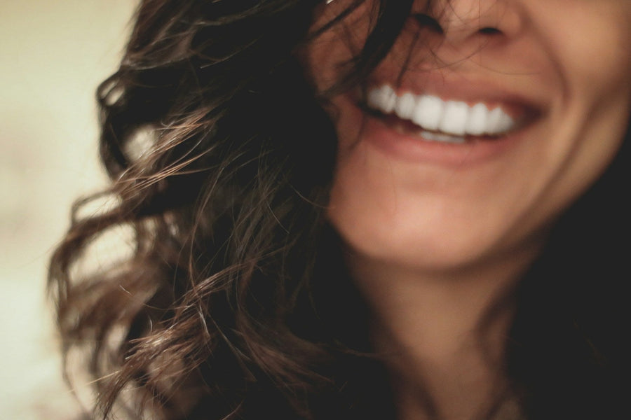 ¿Cómo usar hilo dental? Los beneficios de usar hilo dental a diario