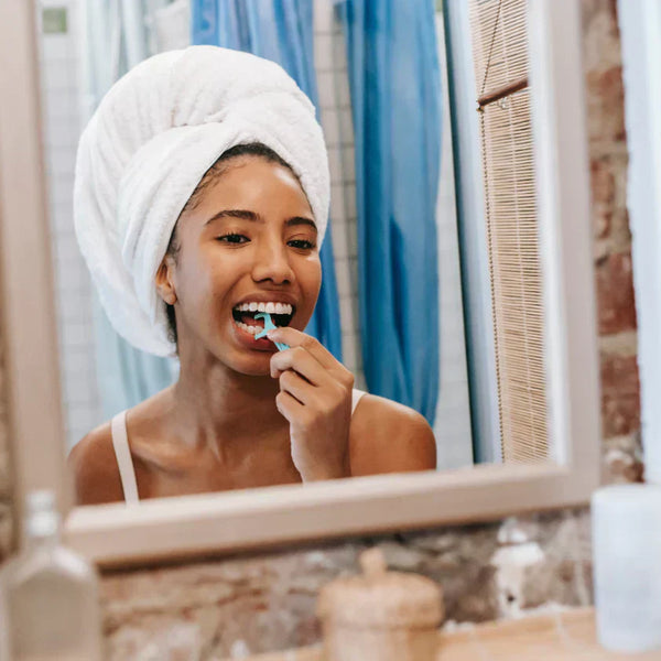 7 Razones por las que me duelen los dientes después de usar hilo dental